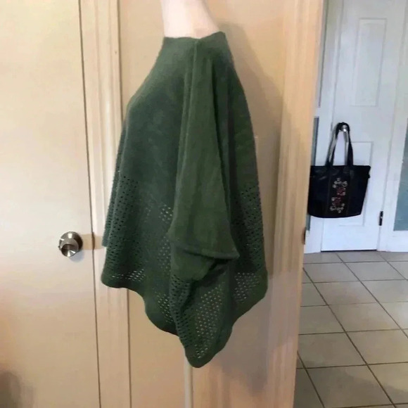 Do Everything in Love sweater. - Picture 3 of 7